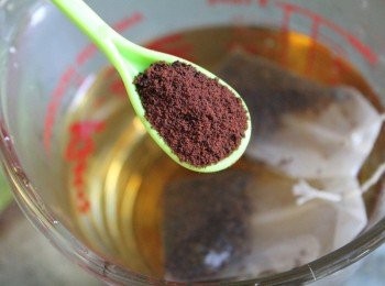 step1: 熱水 + 紅茶包 + 咖啡粉攪拌均勻, 待紅茶泡開