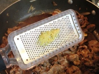 step4: 肉片都炒熟後, 起鍋前再加入適當的薑泥