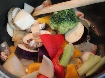 step2: 待雞肉表面煎上色後, 把蔬菜類加入一起炒 (** 蔬菜類可隨意挑選. 我用: 茄子, 甜椒, 蘑菇, 洋蔥, 綠花椰菜)