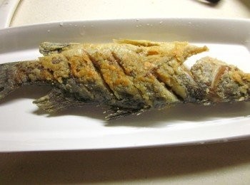 step2: 將吳郭魚抺塩沾地瓜粉煎炸至金黃色,撈起備用