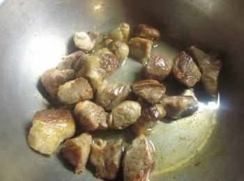 step2: 鍋中放油炒香肉塊撈起備用