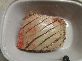 step2: 五花肉切數刀,隙縫抺大蒜塩及義大利香料