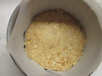 step4: 將作法3.壓實鋪於模型底部放入冰箱冰硬備用(建議手.套上塑膠袋直接用手掌壓平較好操作)