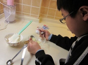 step3: 鷹牌煉奶3大匙加入2.拌均