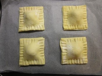 step6: 上面覆蓋另一片酥皮,兩片沾蛋液或水黏合,周圍用叉子壓緊,入烤箱上下火以190度烤約13分鐘即可(烤10分鐘時觀察一下)