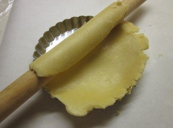 step7: 烤箱預熱170度,將麵團拿出冰箱,桿成0.3-0.5公分厚度,用桿麵棍捲起再攤開至塔模上整形貼緊