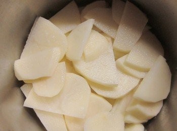 step1: 馬鈴薯大的1個切片放電鍋,用量米杯1杯的水量蒸熟(蒸完馬鈴薯泥約270G)