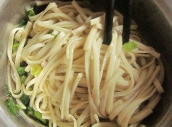 step5: 將五木營養麵條撈起和作法3.<span class="group_2">醬汁</span>一同拌勻即可.隨個人喜愛加顆滷蛋配碗貢丸湯就是豐盛的一餐囉!