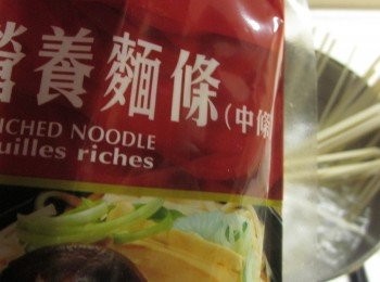 step5: 起一鍋中水,滾後放入五木營養麵條煮至喜歡的Q 軟度, 將麵條撈起,麻婆醬淋在麵上即是一碗香辣有勁的麻婆拌麵了