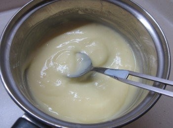 step3: <span class="group_3">B</span>材料過篩加入作法2.,小火加熱不停攪拌至滾變稠後熄火放涼