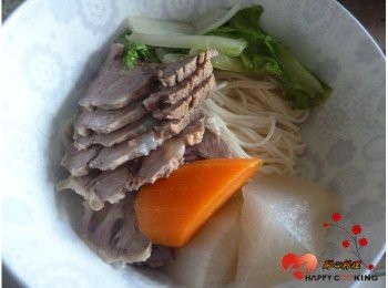 step7: 牛腱取出切片與其它<span class="group_1">食材</span>鋪在麵上