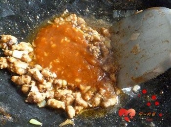 step4: 鍋中放一點點油爆香蔥頭,放入肉燥炒至發白,加沙茶炸醬