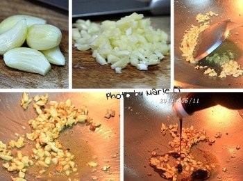 step5: 蒜瓣切成蒜末，丟入熱油鍋中拌炒至外表酥黃
倒進一些素蠔油、糖和水煮滾後即可熄火