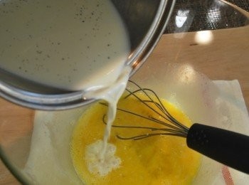 step9: 先以少量牛奶混合蛋液，再緩緩加入剩餘牛奶，過程中手要記得繼續攪拌