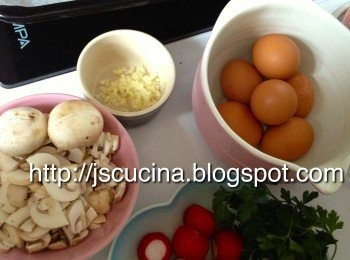 step1: 白菌切細片。
蒜頭，意大利蕃茜，切碎。