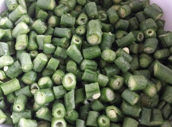 step3: 豆角切小粒備用。