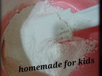 step4: 5. 用膠刮fold in方法篩入麵粉加入打起的蛋白