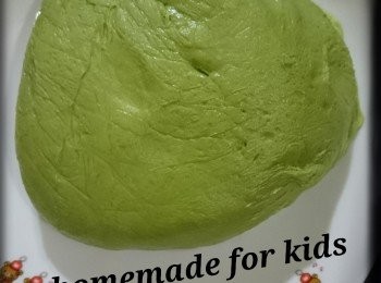 step5: 2. 當麵包機停機，等待麵團第一次發酵完畢，見麵團發大兩倍。(約15mins)就取出，放在清潔的工作台上，灑點高筋粉。