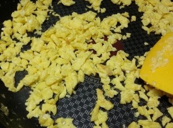 step6: 用1湯匙先將雞蛋炒碎成桂花