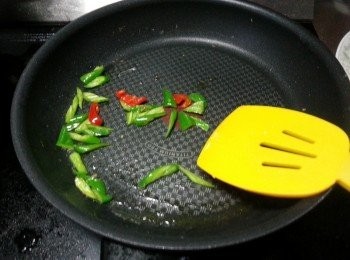 step7: 用1湯匙起油鑊,先爆香青紅椒