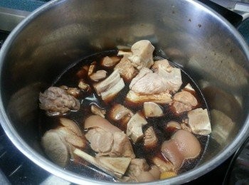 step5: 後加入豬手煮滾,轉慢火炆約60分鐘,熄火焗30分鐘,
再開蓋煮到收汁,豬手夠淋身即可.