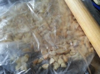step8: 花生及松子仁灘涼後用食物袋裝起,用木棍略為拍碎(不要太細粒,否則影口感)