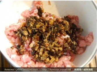 step4: 取一小碗，把已切碎的紅椒麻辣黑菇醬與絞肉放在一起。