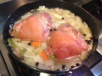 step5: 作法3後續泡15至20分，將豬腳撈起、湯汁過濾備用。