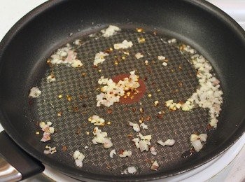 step6: 如喜愛意大利麵有點微辣的味道, 不妨灑點辣椒片炒香。