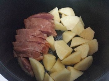 step2: 將煙鴨胸以皮向下方式，與馬鈴薯一同煎一會。