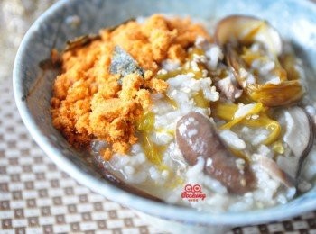 step6: 灑上芝麻，再加些旗魚鬆，營養的好粥品快速完成!