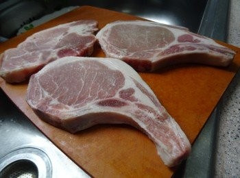 step1: 將所有醃料調勻(油後下)， 待數分鐘讓糖溶化 /  豬扒解凍， 抹乾