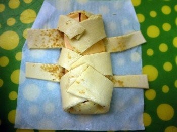 step3: 接著交叉摺起來(記得要摺密一點，不然烤出的起司會從空隙溢出來)