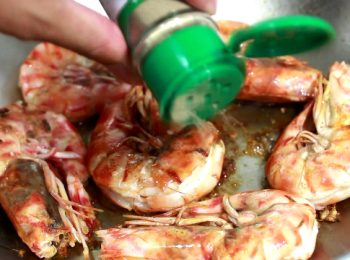 step5: 芝麻油及胡椒鹽少許調味, 略為翻炒。