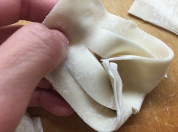 step3: 把皮的一端由中間開囗穿過，