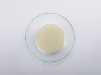 step2: 將酵母加入水中，靜置約5分鐘。