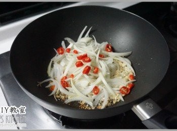 step5: 2.接著將洋蔥、薑絲、辣椒片一起下鍋拌炒。