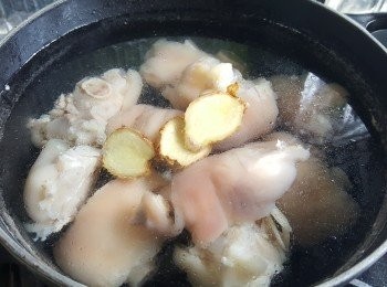 step2: 鍋內加入「<span class="group_3">汆水料</span>」，將豬手汆水，備用。