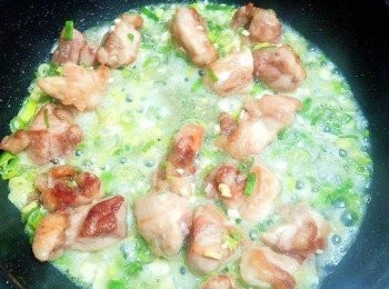 step4: 煎熟後再將<span class="group_2">蔥花醬汁</span>倒入煮到收乾即可起鍋