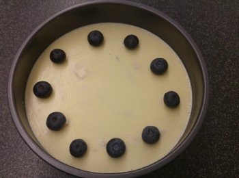 step5: 將香桃忌廉芝士cream倒入<span class="group_2">餅底</span>內, 輕輕凳幾下排出氣孔,放入雪櫃雪到凝固,  到最後部份將<span class="group_3">寒天凍</span>跟指示開稀備用, 用自己喜愛的生果堆砌出自己喜歡的圖案後, <span class="group_3">寒天凍</span>倒入芝士蛋糕面份量約6mm左右厚度, 之後再次雪到凝固即成。