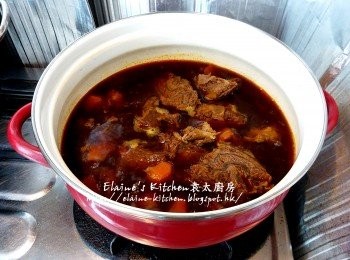 step12: 將浸至上色入味的牛展連汁放回煲內用中火煮滾