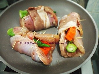 step4: 熱鍋少油把雞卷略煎