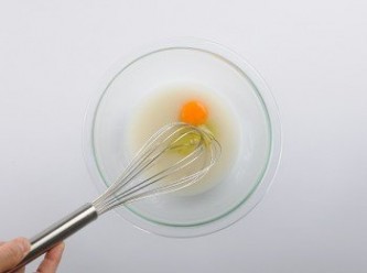 step4: 加入雞蛋，攪拌均勻。