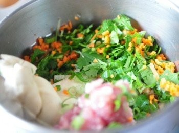 step4: 將<span class="group_1">食材</span>(圖1)連同苦瓜末全放入盆中攪拌均勻