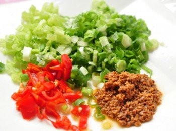 step4: 另外準備調味<span class="group_1">食材</span>:芹菜末、蔥花、辣椒末、豆酥等