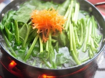 step2: 因為黑鼎鍋導熱快，又是一個人的午餐份量，所以以黑鼎雙耳鍋滾煮川燙恰恰好!