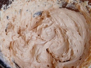 step5: 咖啡<span class="group_2">牛油糖霜</span>butter cream做法： 用電動打蛋器打發牛油和糖粉，然後加入咖啡拌勻 （*如想軟身一點，可加多點咖啡）