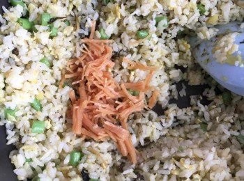 step5: 最後加入欖菜，蔥粒和瑤柱炒匀，加入鹽和糖和胡椒即可熄火。加最後四分之一的薑米炒匀即可。