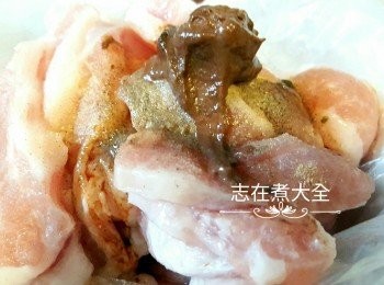 step2: 豬頸肉加入蝦醬，糖，老抽，麻油 ，酒，胡椒粉，薑米及油放入保鮮袋並按摩數分鐘後，醃1小時以上