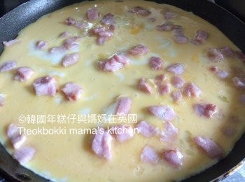 step3: 煙肉切粒後用少許油炒熟然後加入蛋漿，將蛋炒散，備用。